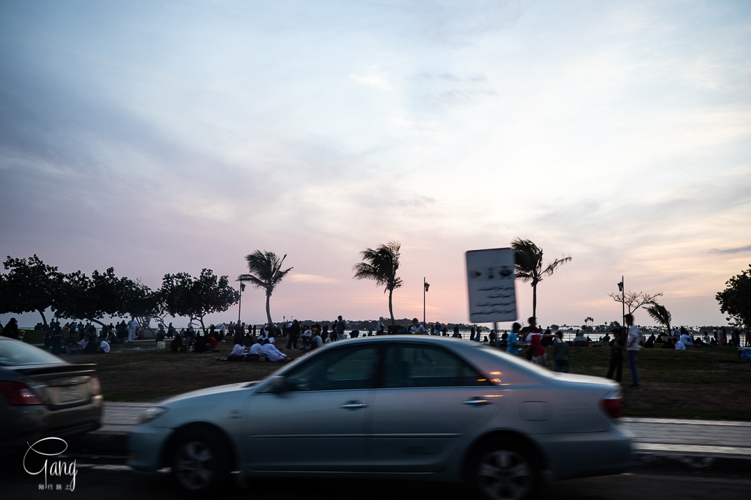 娱乐项目稀少的沙特人周末玩什么？周末路过吉达海边就明白了