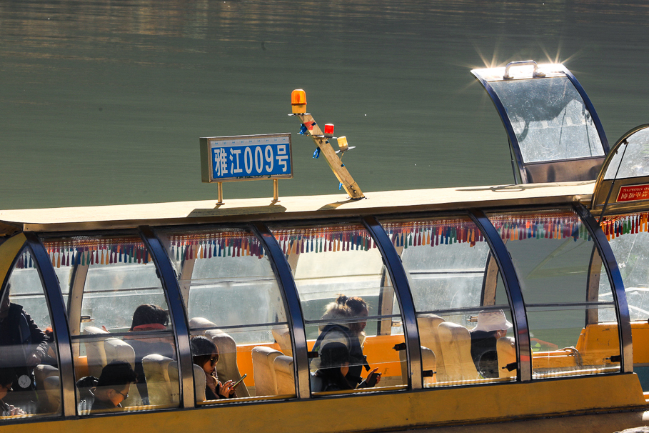 船游雅鲁藏布江，探秘地球上最深的峡谷，沿途风景如画