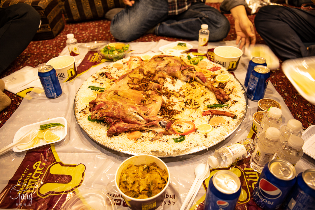 沙特人常吃的是手抓饭，名字很奇怪，但是常用来招待贵客