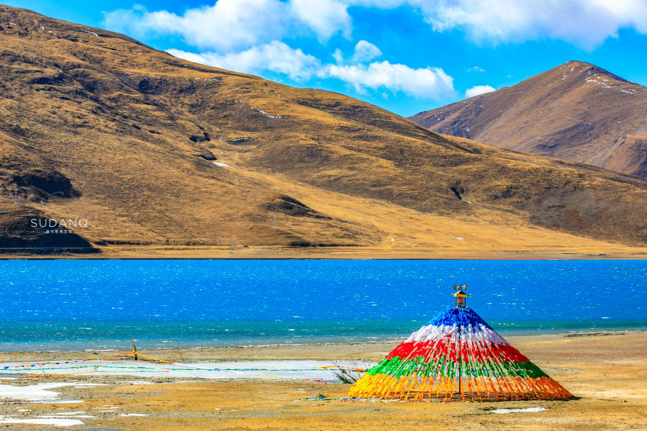  它是西藏三大圣湖之一，面积约是西湖的70倍，每年有无数人去朝圣