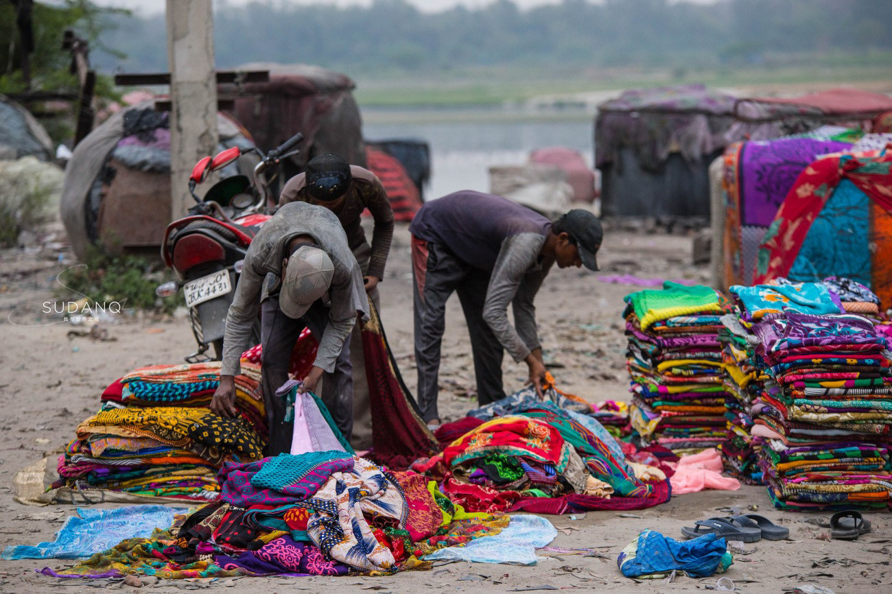 实拍印度“千人洗衣”：去印度不要轻易买纱丽，这条河比恒河更脏
