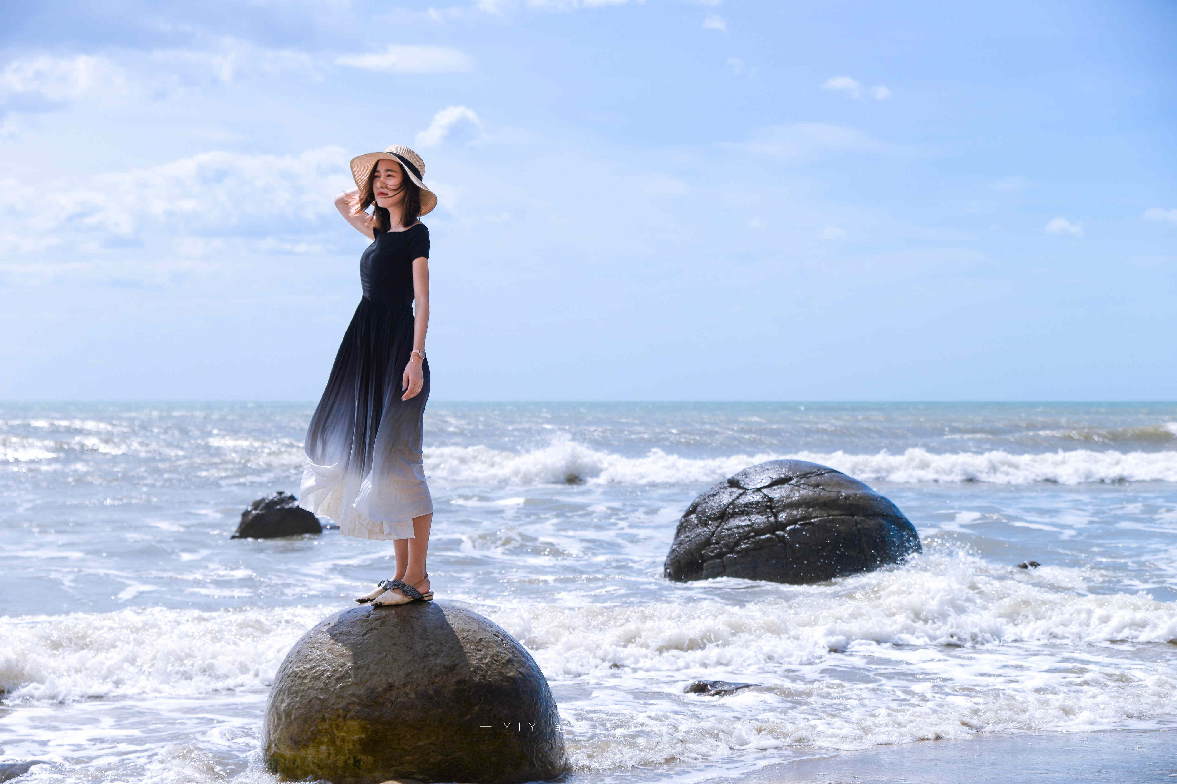 新西兰海滩上形成千年的圆石，非常神奇！