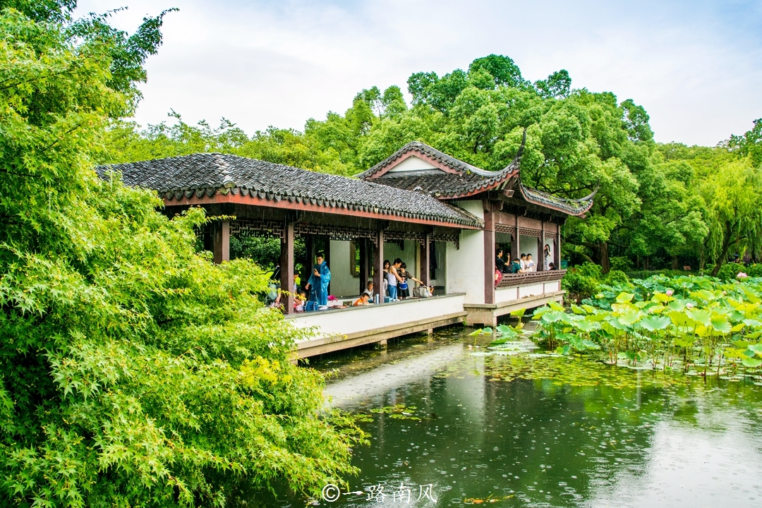 中国首个湖泊类世界文化景观遗产，位于杭州，没有围墙不收门票！