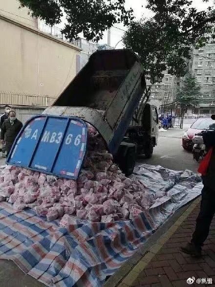 武汉一社区用环卫车运送平价肉 涉事管委会书记被免职并立案审查