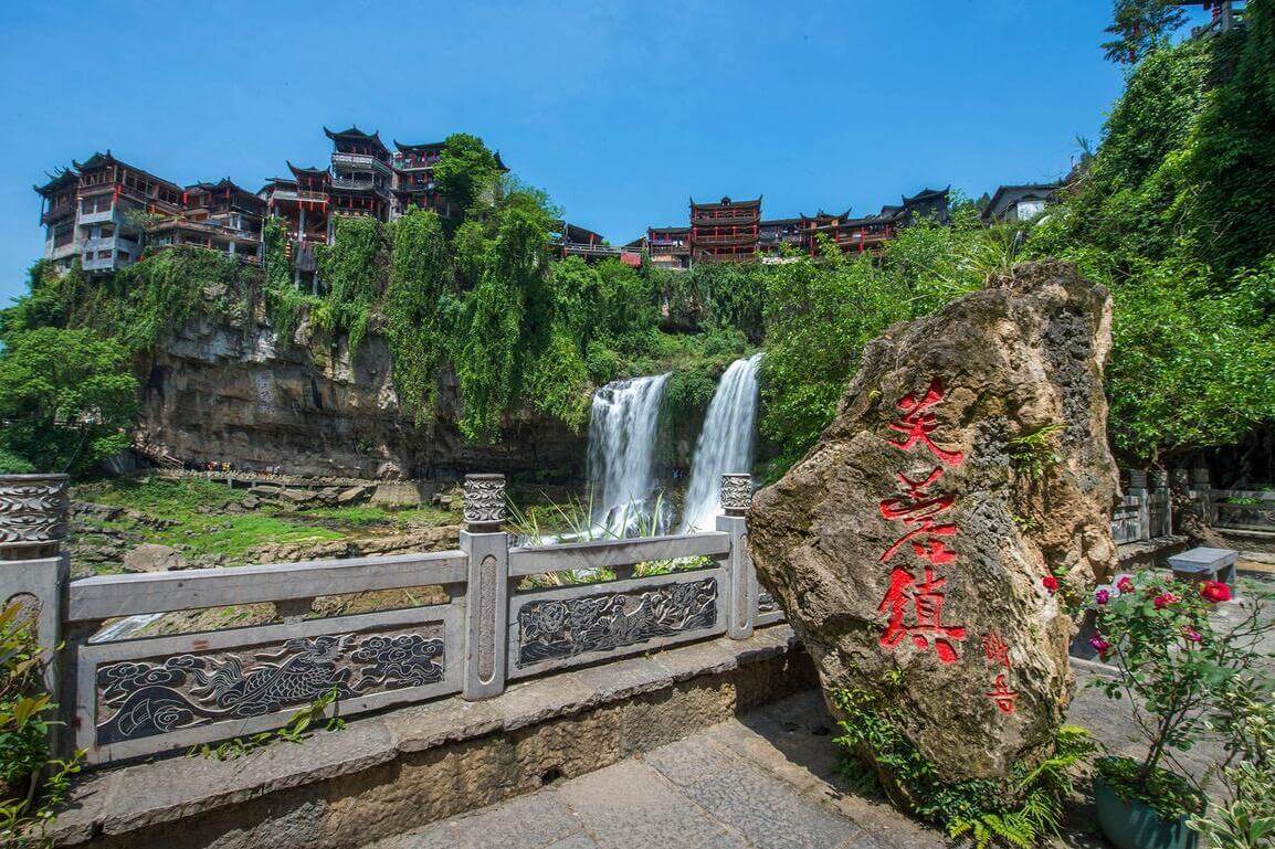 中国唯一挂在瀑布上的千年古镇，芙蓉镇美景不输周庄，被誉小江南
