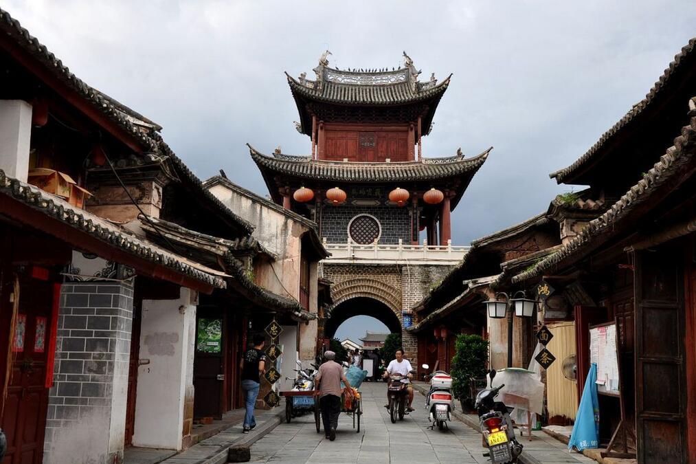 云南这座600多年的历史巍山古城，只有一条主街，独有的建筑之美