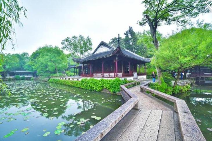 当您听到江苏省的时候，在脑海中第一想到的旅游城市是什么？