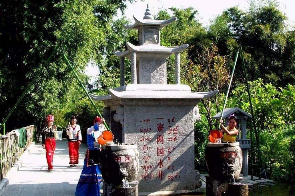 中国最奇特村子，一个寨子跨两国，这里国境线竟由竹棚、水沟组成