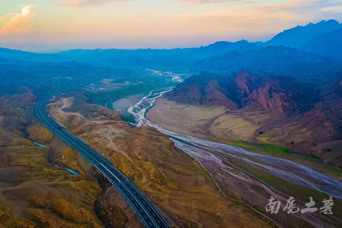把毕业前考的驾照用起来，72小时带你玩转大漠、草原和湿地