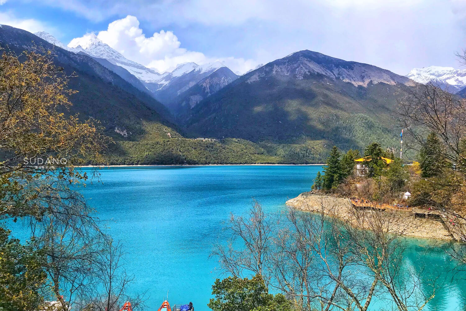 它是西藏海拔最低大湖，雪山桃花美不胜收，有“小瑞士”之美誉