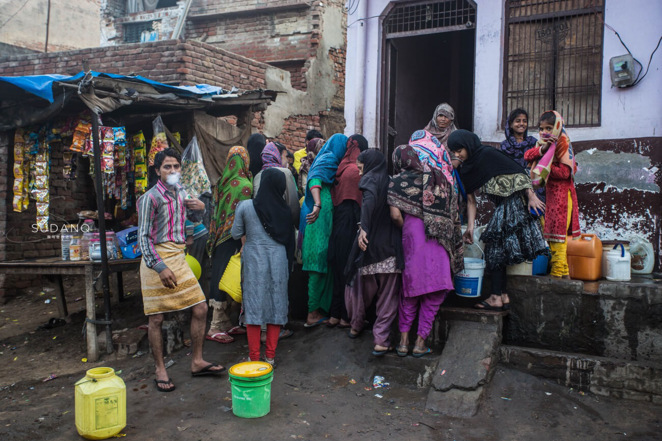 实拍印度棚户区：圣城里的贫民生活，当地妇女头顶水桶排队取水