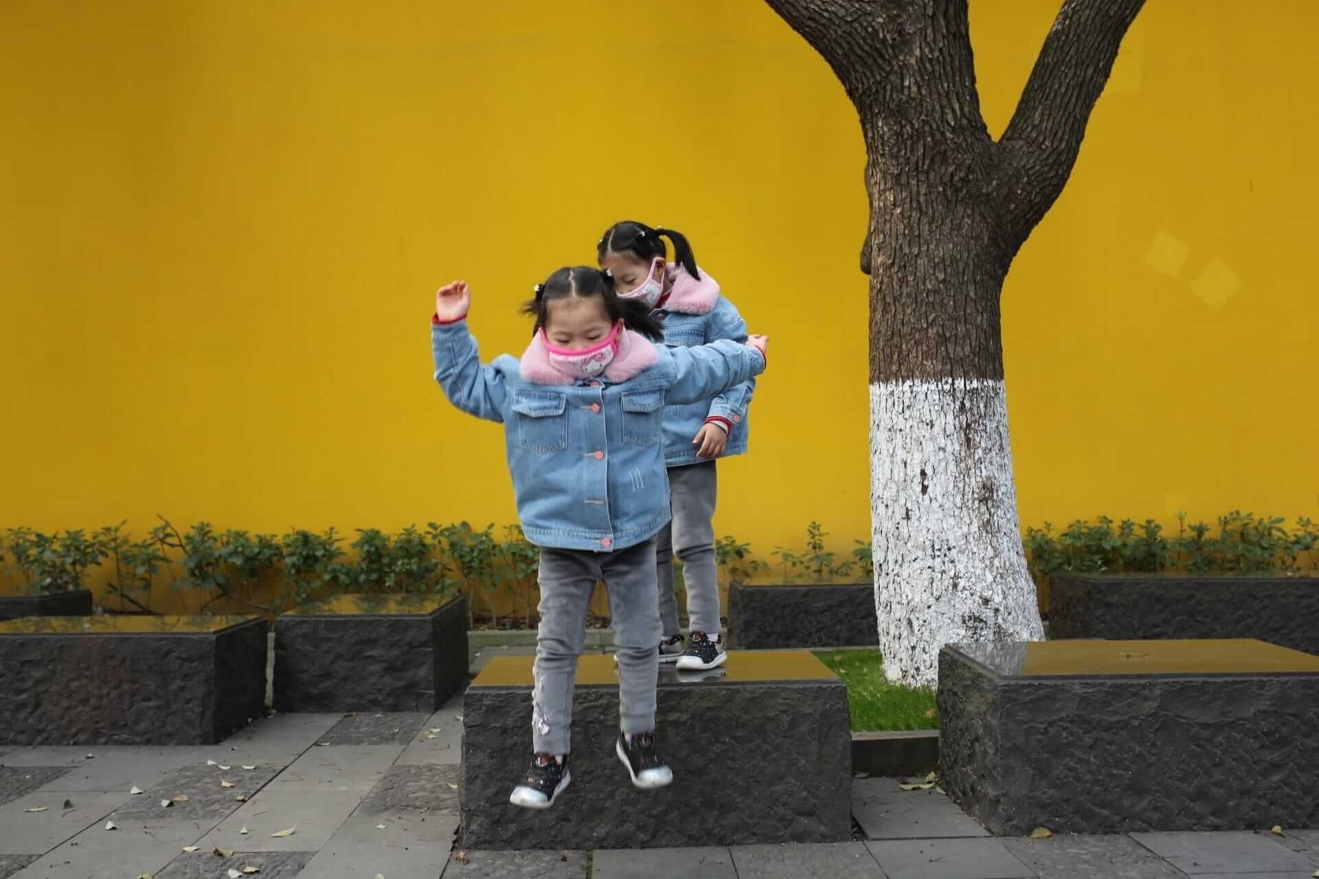 常州一开放公园，一到春天池塘里小蝌蚪密密麻麻，把小孩子乐坏了