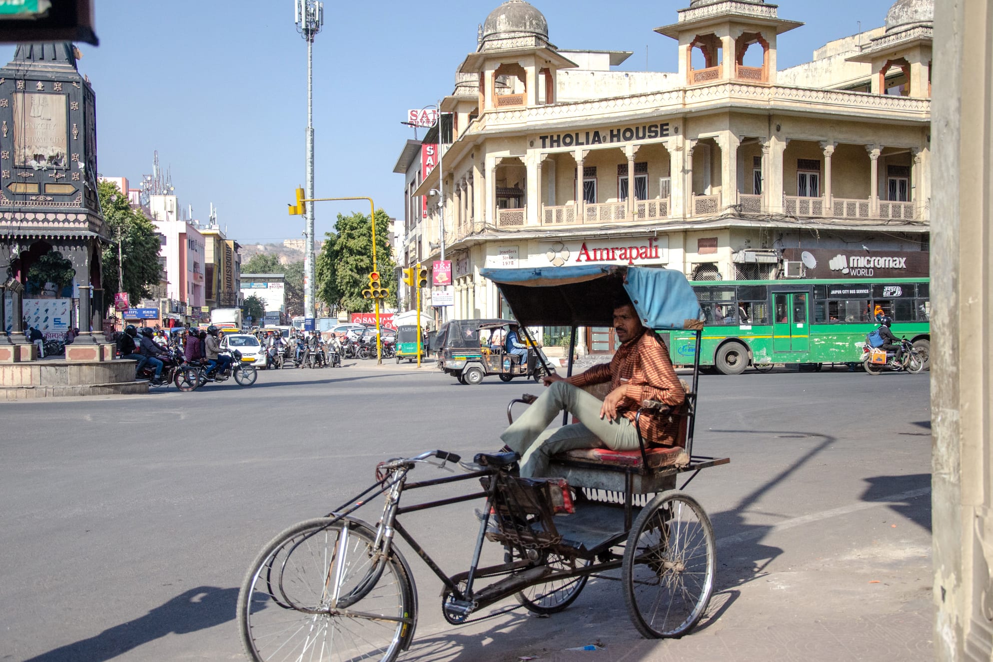 印度古城斋普尔街头实拍，一家7口去春游，&ldquo;二八大杠&rdquo;依然流行