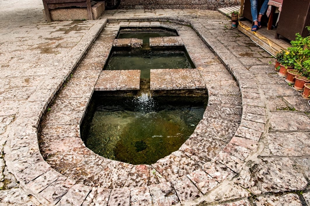 丽江旅游，发现造型奇怪的水井，充分展现先人的智慧