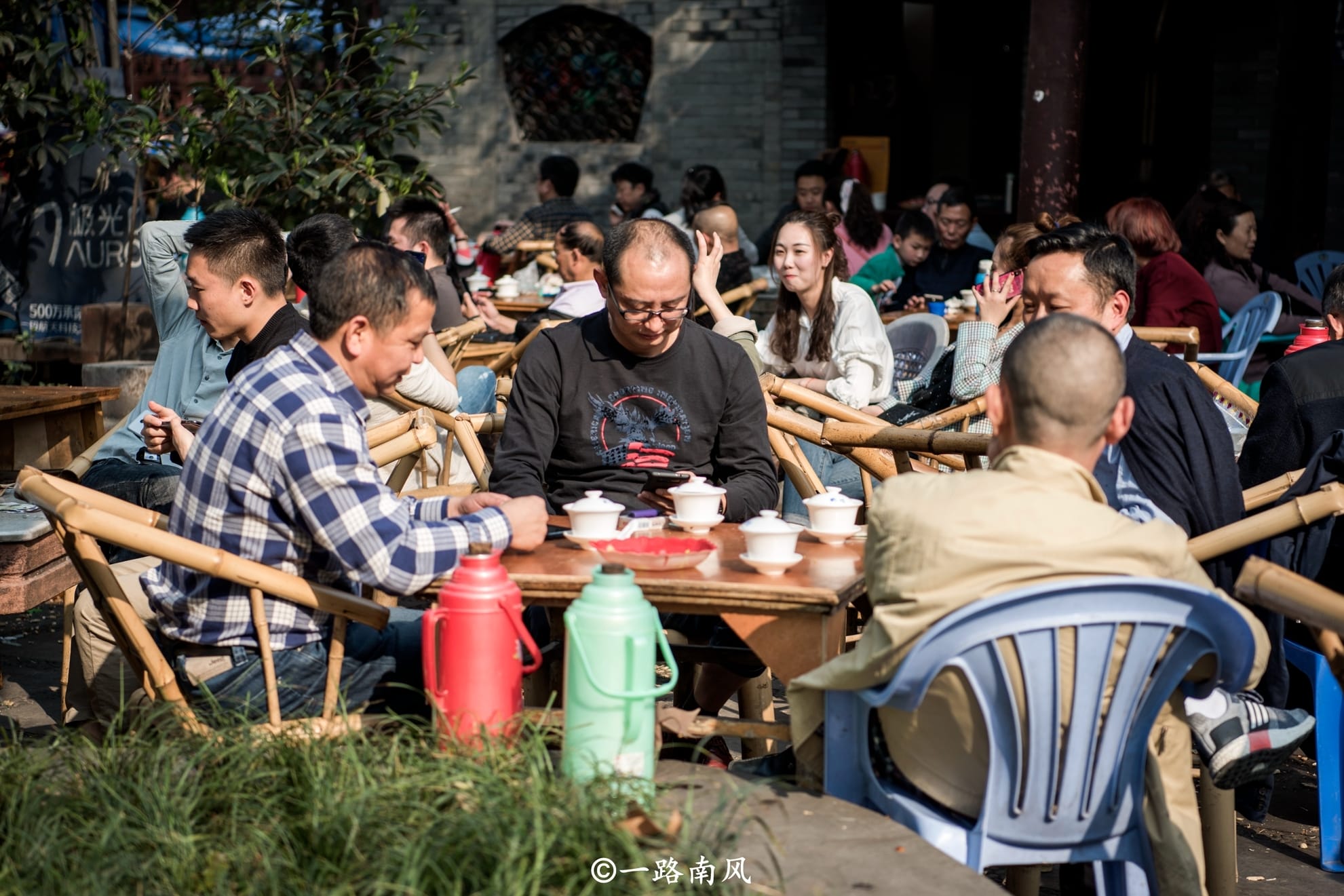 飞成都的机票出现白菜价，这座城市过去游人如织，现在清幽静美