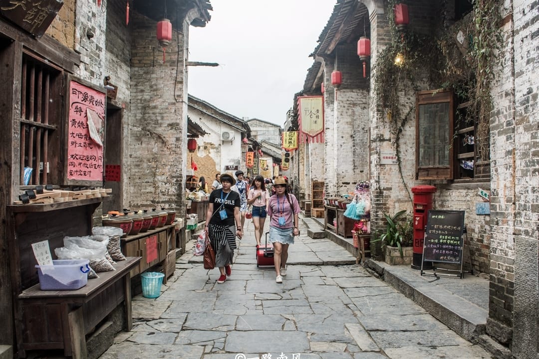 广西世界长寿市，百岁老人超过450位，名字很多外地游客说不上