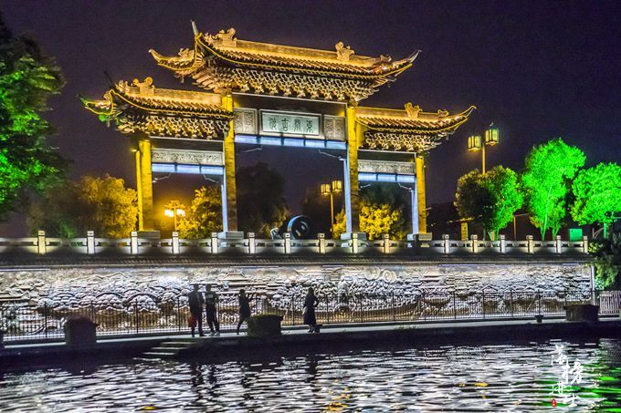 烟花三月下扬州，我国唯一与古运河同生共长的城市，夜色好迷人