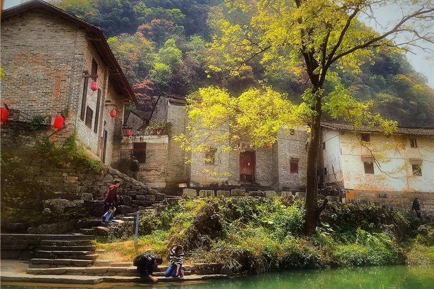 桂林200公里处有一座千年古镇，多为明清建筑，环境清幽民风淳朴