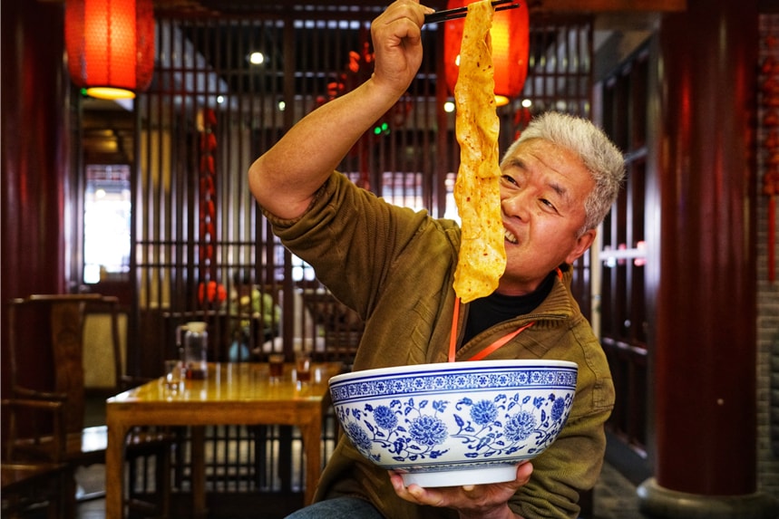 西安最网红打卡地，吃遍陕西所有的特色美食，重现古长安城的繁华盛世