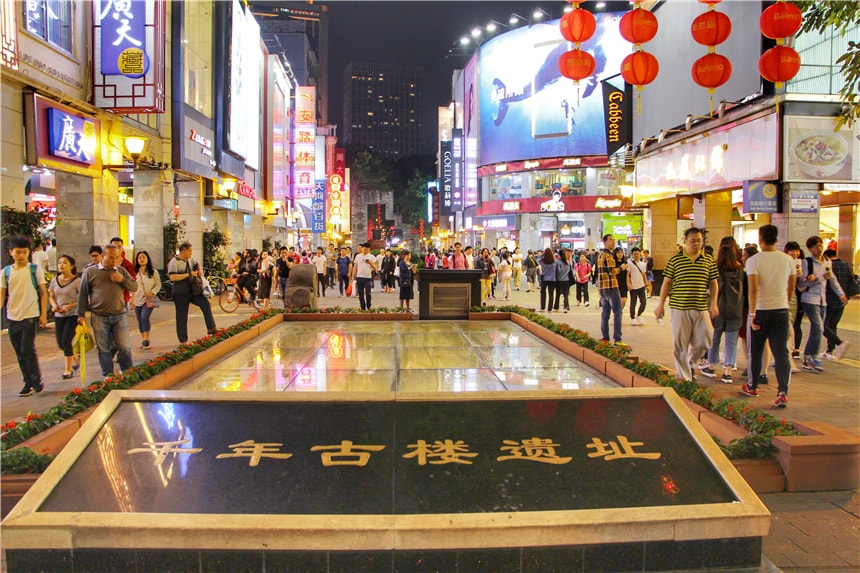 广州最繁华的步行街，全长1400米，最热闹的时候上百万人来购物