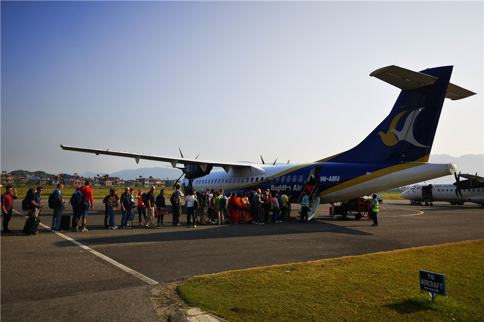 尼泊尔：博卡拉，棉花塞耳朵乘坐螺旋桨小飞机