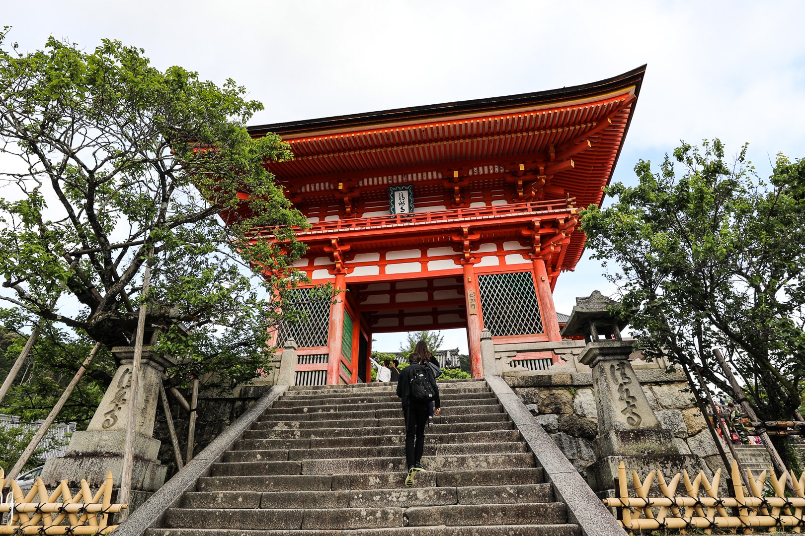 日本国宝级建筑之一的清水寺，传说是唐代玄奘大师的徒弟所建