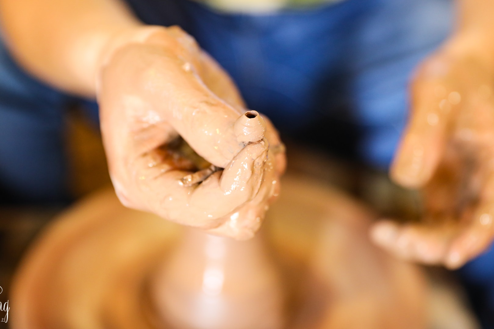 潮州街头闲逛，偶遇大师在街头表演“世界最小”手拉壶，技艺精湛