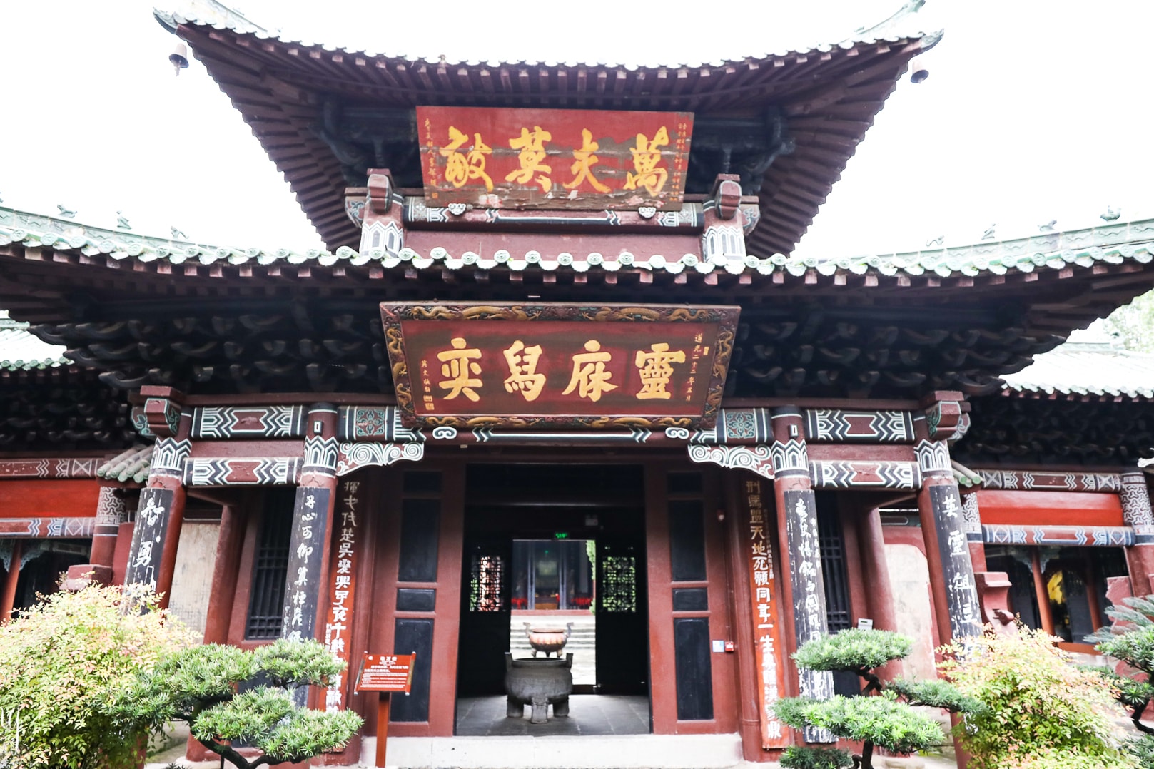 阆中古城有一座纪念张飞的祠庙叫“汉桓侯祠”，背后就是他的墓地