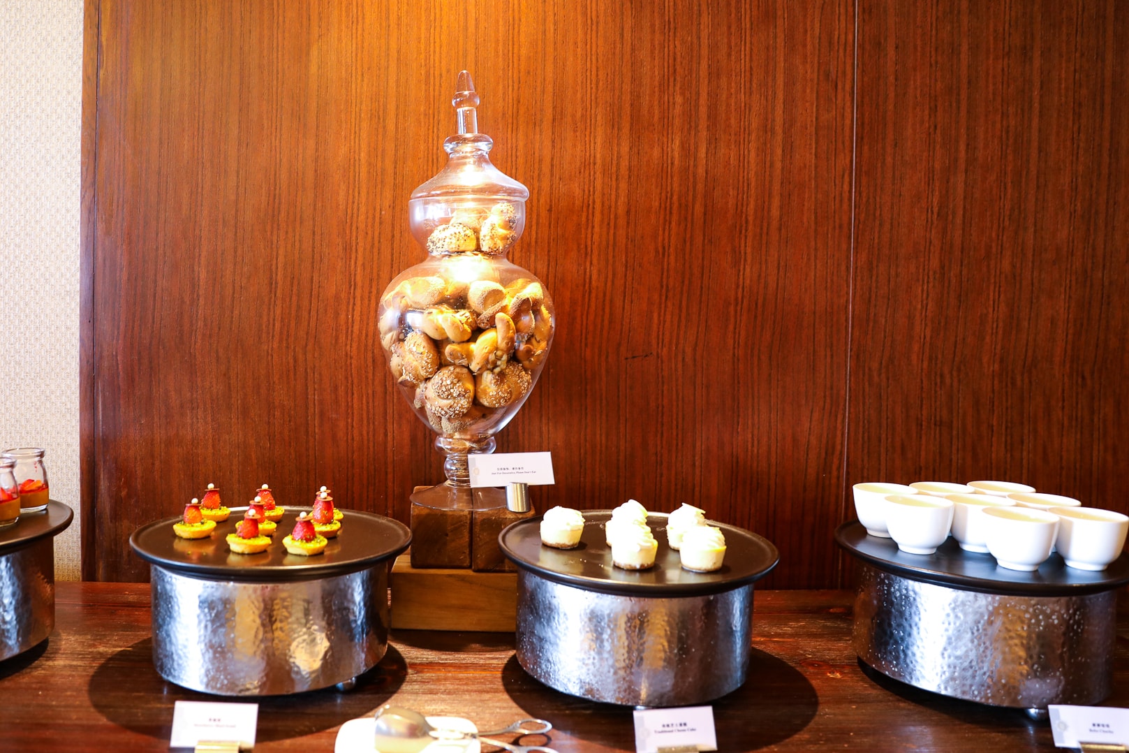 明媚阳光下的三亚酒店，想念那丰富多彩的美食，疫情后再聚