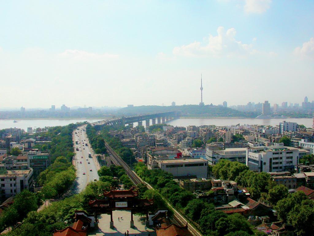 如何不作钱塘景，要与江城作画图