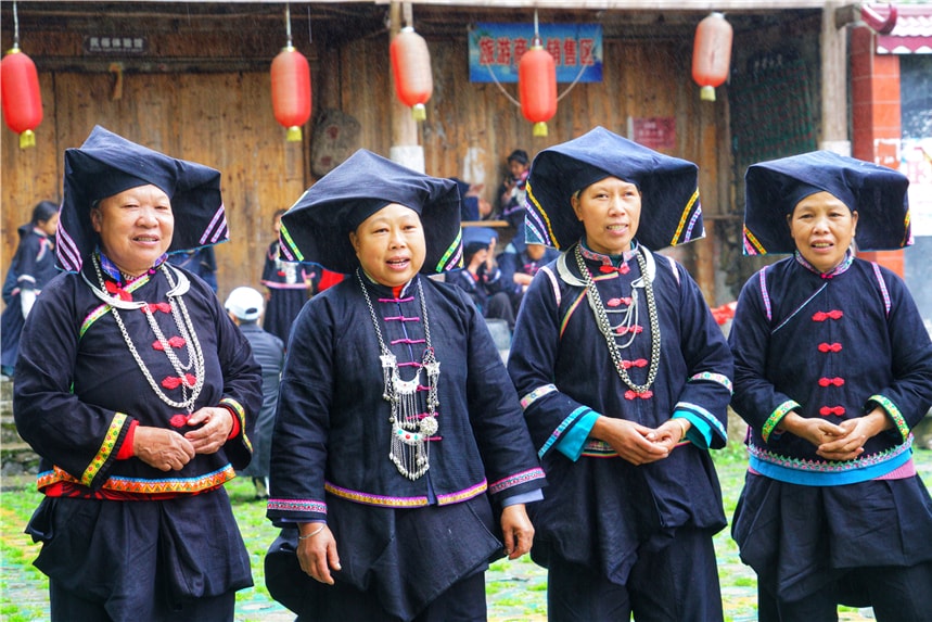 广西最神秘的山寨，整个民族都爱穿黑色衣服，小孩子名字靠抓阄