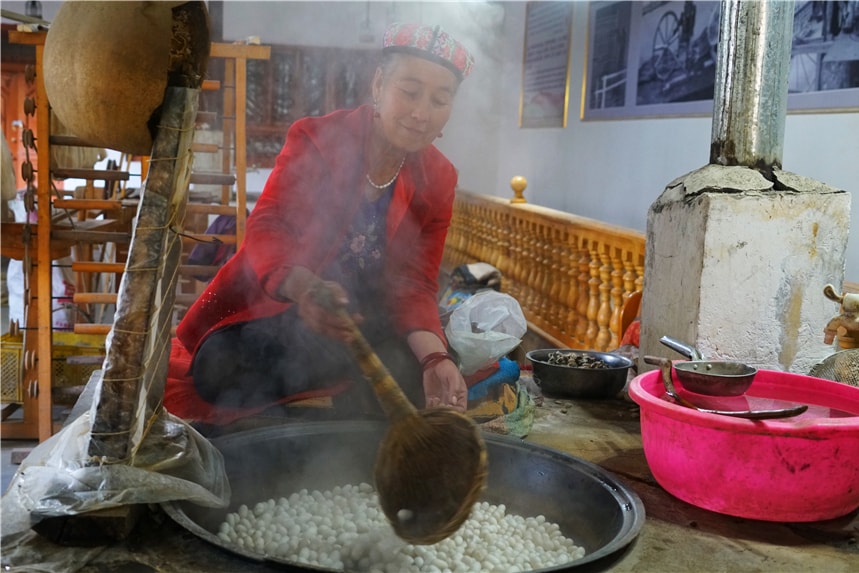 新疆最有民族特色的伴手礼，产自和田，桑蚕丝手工制作只要几十块