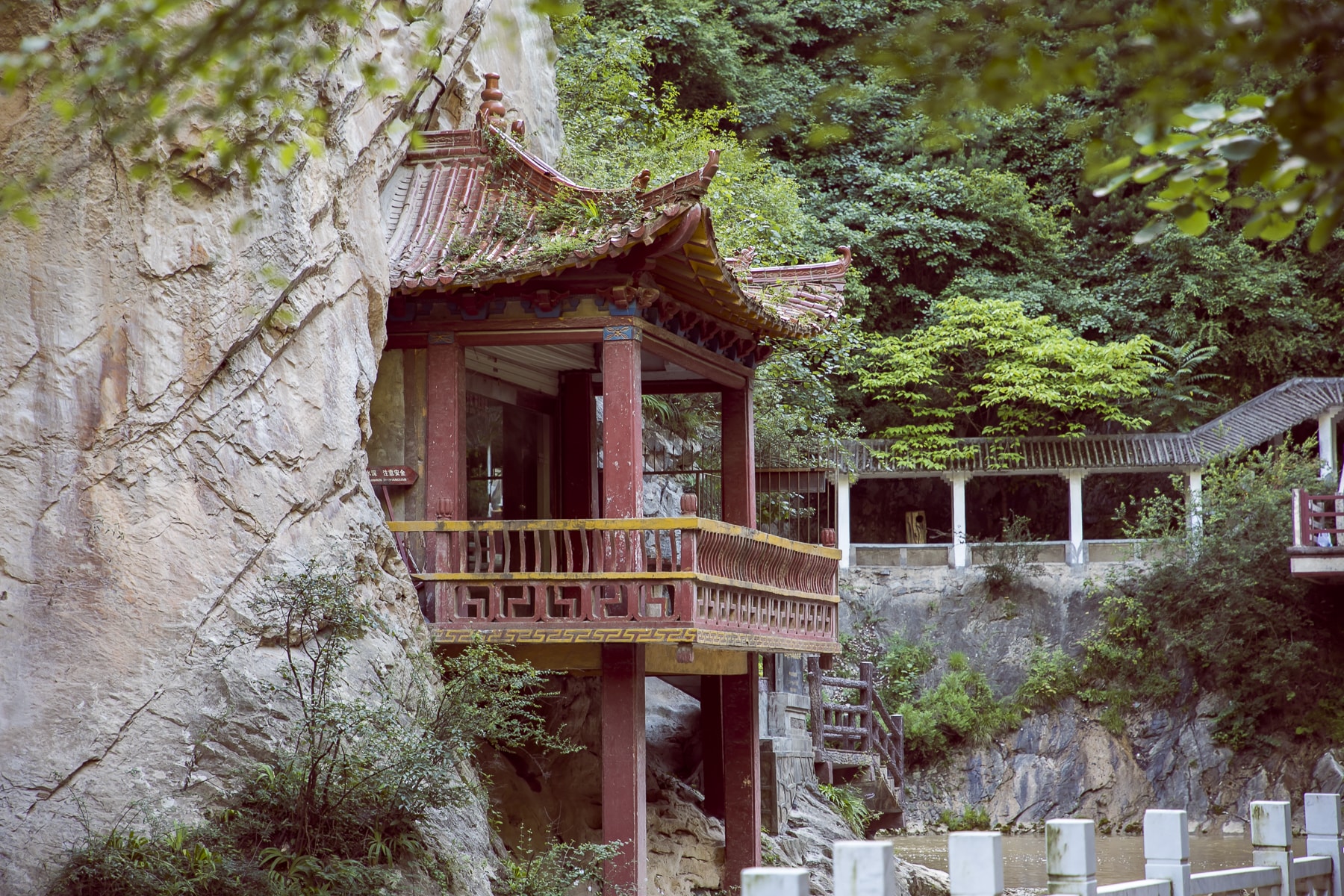 中国现存最完整的摩崖石刻，汉隶传奇《西狭颂》，记录开通蜀道之难