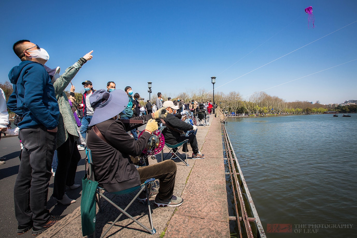 杭州西湖，为何他们在人最多的断桥上放风筝？游客：太爱炫耀了
