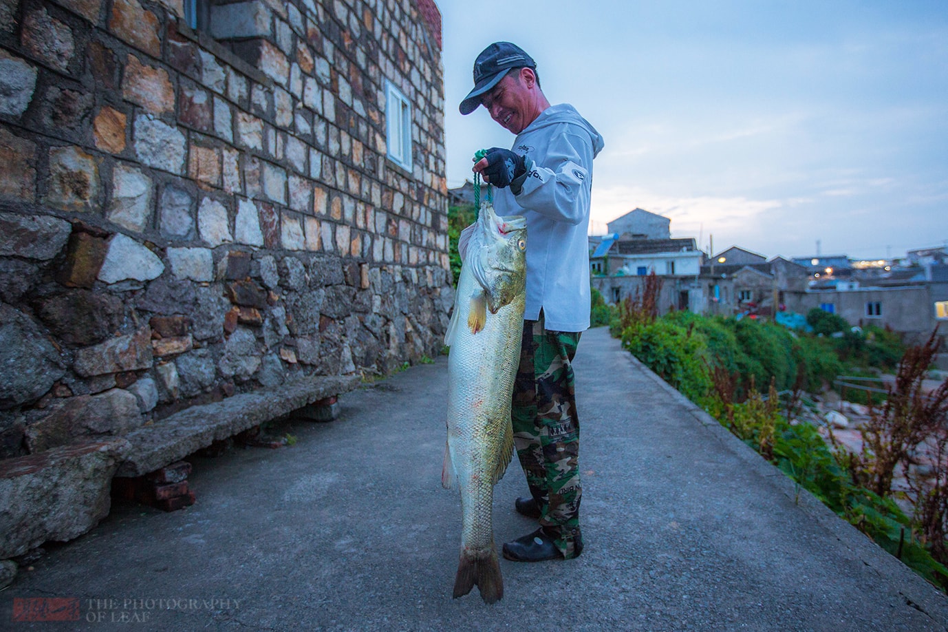 他们拿着上万块钱的钓鱼装备，花4000块租船，看看都钓到了什么鱼