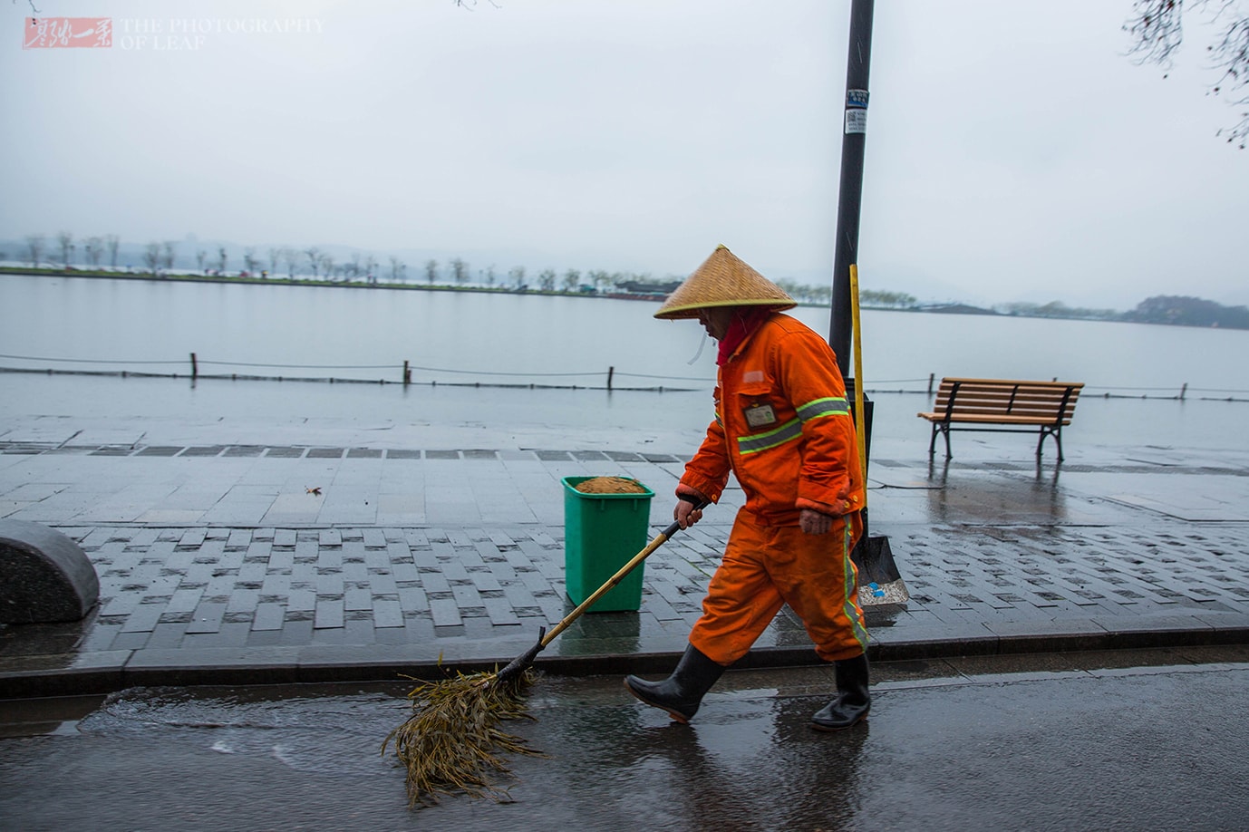 2020年除夕杭州城，道路空旷景区人少，而他们仍在风雨中坚守岗位