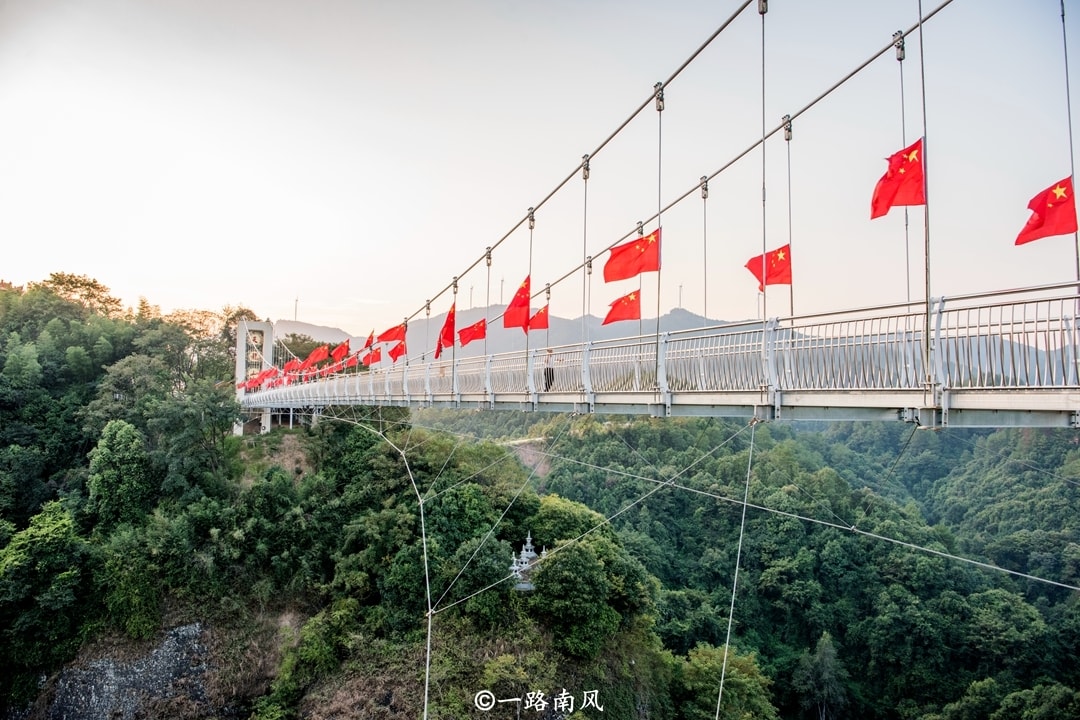 江西险峰高架透明旅游桥，高度超150米，“险象环生”却成网红