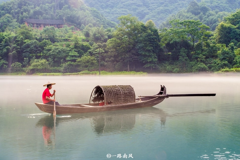 湖南郴州现自然奇观，夏天雾漫似蓬莱仙境，江水冰冷像冰箱