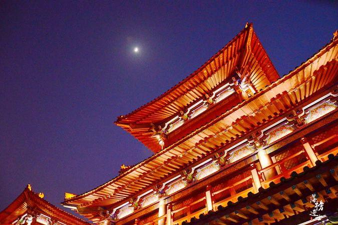 开封这座楼因李师师出名，被誉为"北宋第一会所"，夜色下富丽堂皇