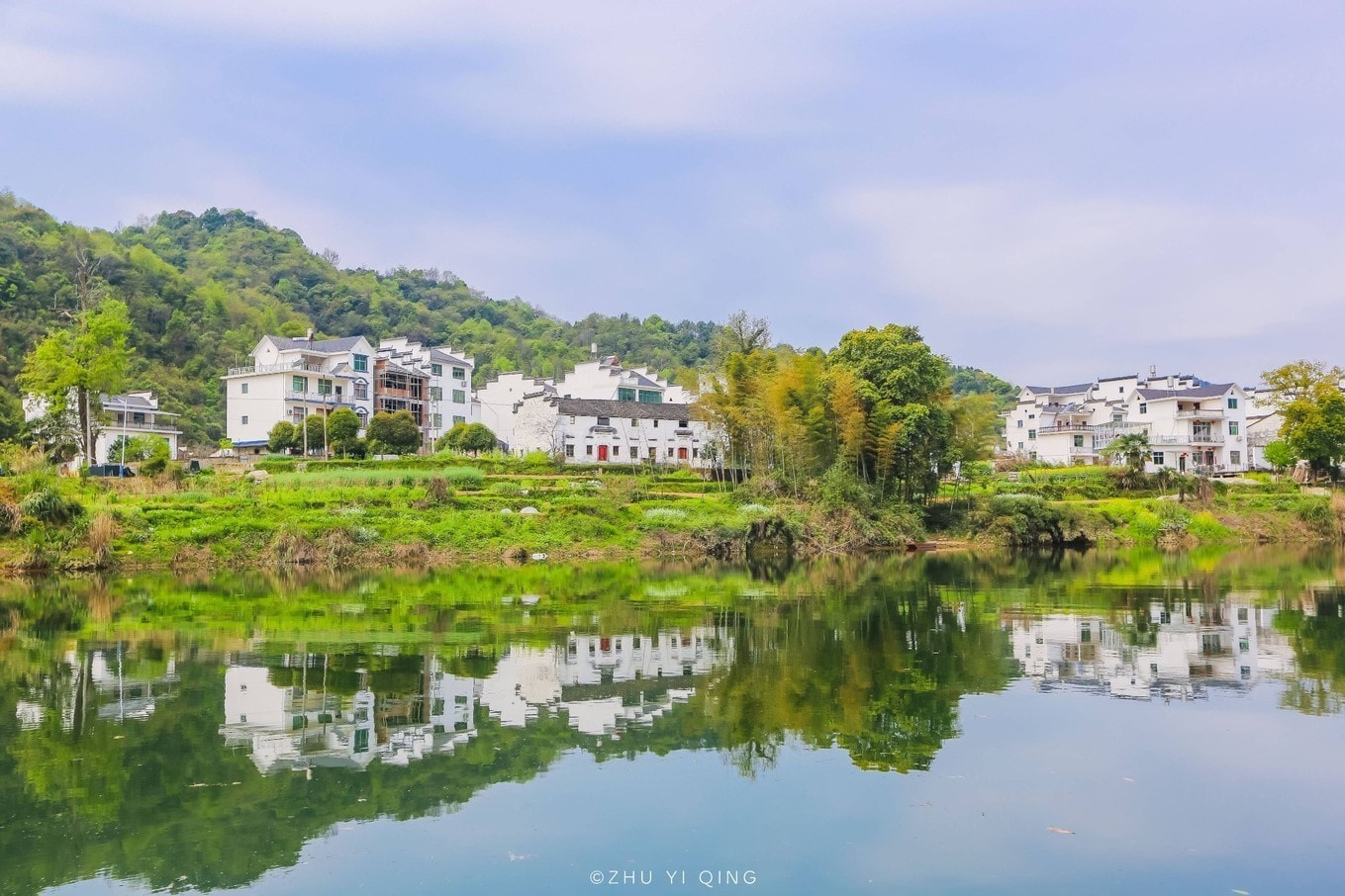 徽州古镇并非安徽独有，江西婺源也有徽派建筑，一到晚上人气爆棚