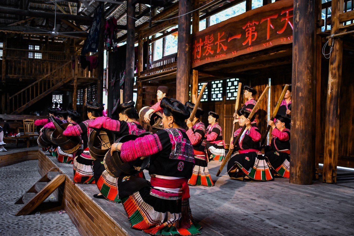 国内一座奇特的民族村，有天下第一长发村之称，头发最长有2米