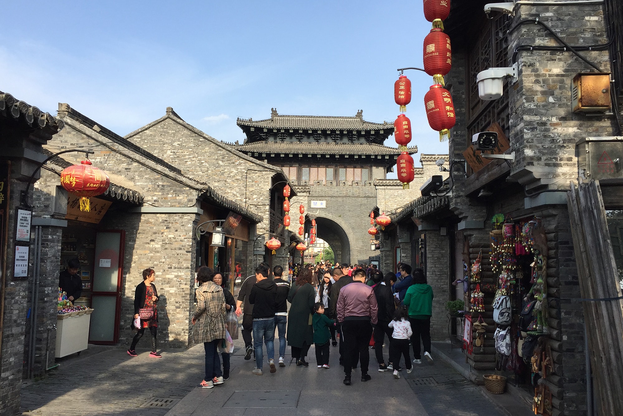 扬州旅游必去的老街，中国十大历史文化名街，与南京的夫子庙很像