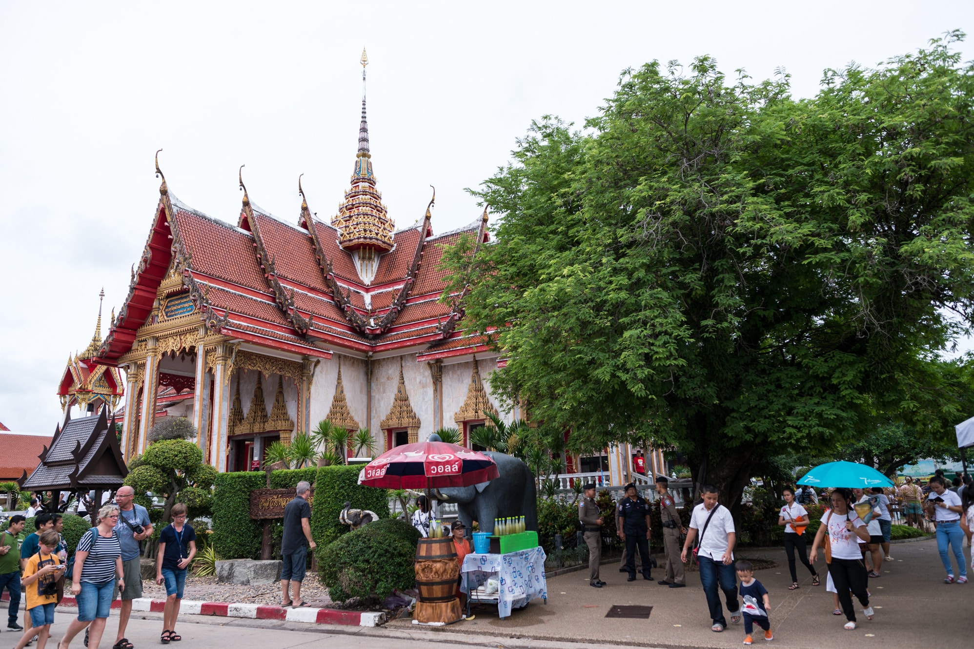 泰国普吉岛最大的寺庙，香火非常旺盛，当地不少人在这拍婚纱写真