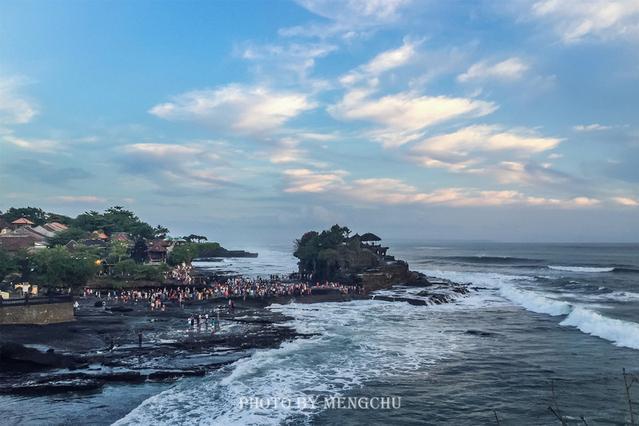 巴厘岛网红夕阳打卡地，隔绝于陆地的海神庙，只有落潮才能进入