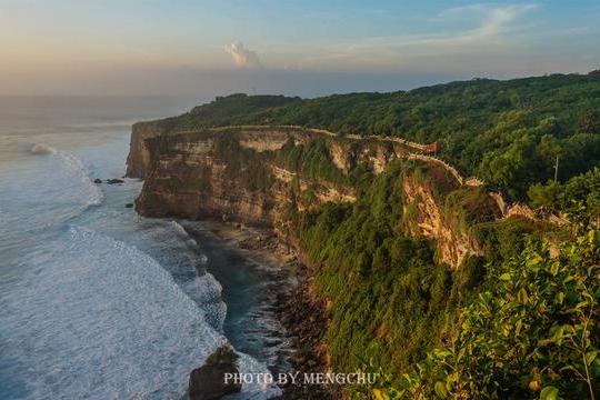 巴厘岛必去乌鲁瓦图断崖，不仅有日落美景，还有神秘诡幻的克差舞