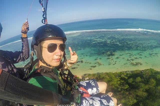 答应我，一定要去巴厘岛玩一次滑翔伞！在碧海蓝天之间任意翱翔