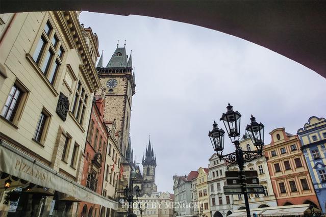 布拉格老城广场，美得仿佛童话里的城堡！歌里的许愿池到底在哪？