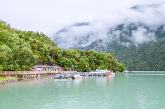 西藏首个5A级自然风光景区，湖水一年四季都是绿色的，堪称仙境！