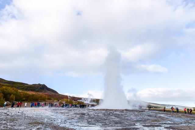 冰岛的标志性奇观，存在了几个世纪，100度的温泉最高喷60多米