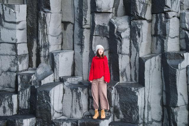 冰岛罕见的黑沙滩，堪称世界神秘境地，游客纷纷慕名而来